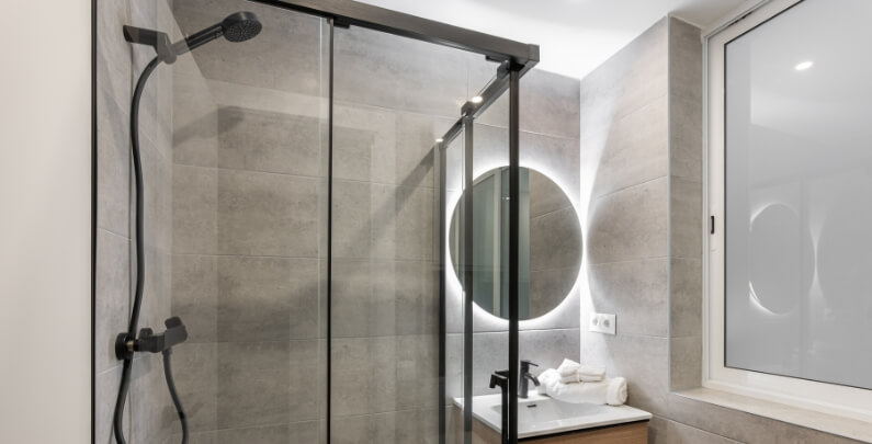 Mamparas a medida para baños pequeños